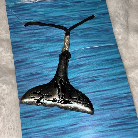 COPY - SEAWORLD WHALE TAIL NECKLACE WITH CORD BRAND NEW - Picture 4 of 15